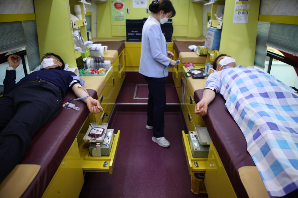 신종 코로나 바이러스 감염증 극복을 위해 석탄공사 임직원들이 생명나눔 헌혈 캠페인에 참여하고 있는 모습.