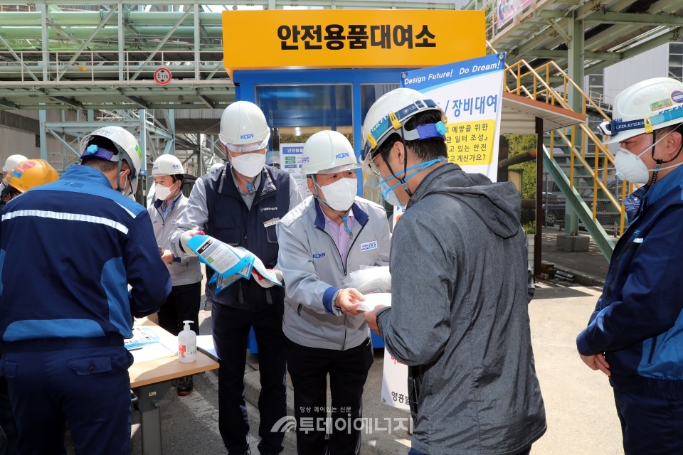 근로자들에게 마스크를 나눠주고 있다.
