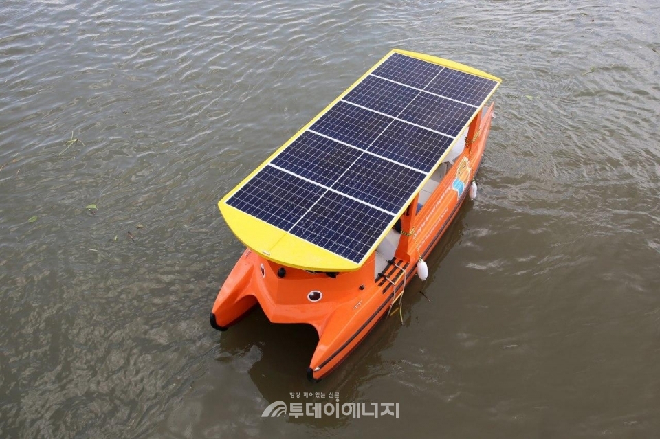 한화큐셀의 태양광패널로 작동하는 수상 쓰레기 수거보트.