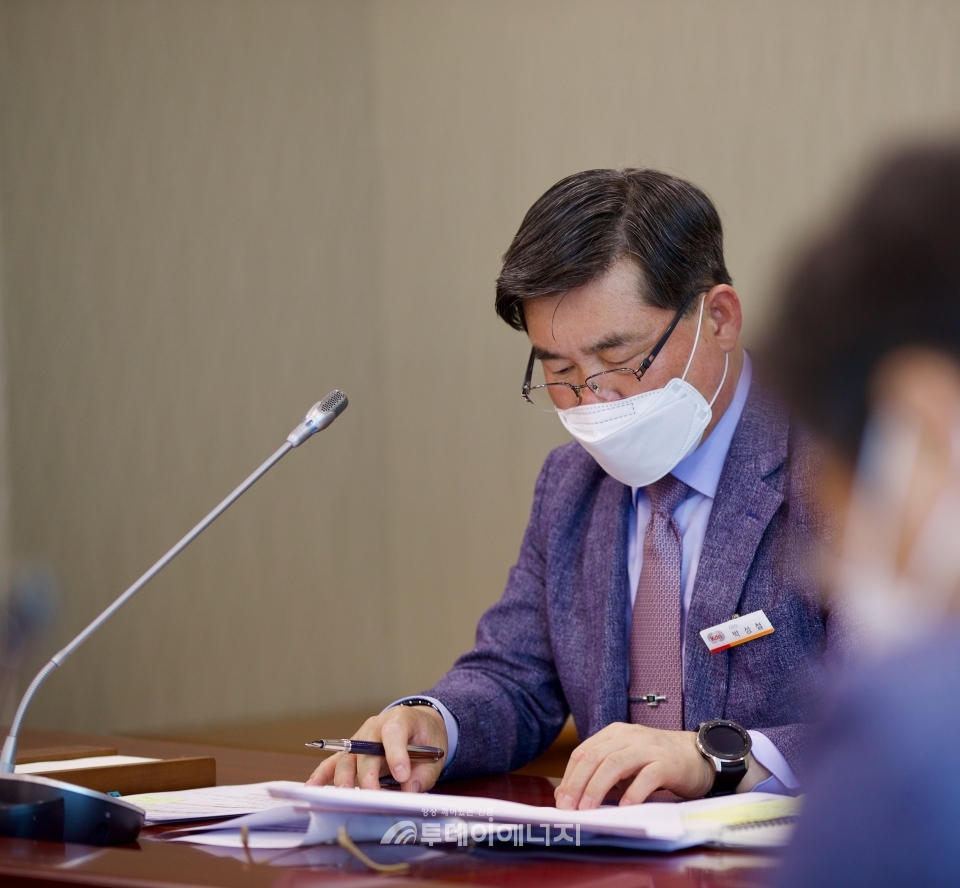 박성철 사장이 코로나 경제위기 대응TF 회의를 진행하고 있다.