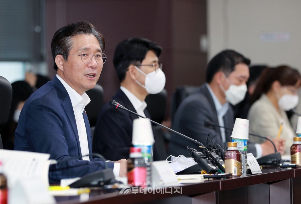 성윤모 산업통상자원부 장관(좌 첫번째)이 제20차 에너지위원회에서 인사말을 하고 있다.