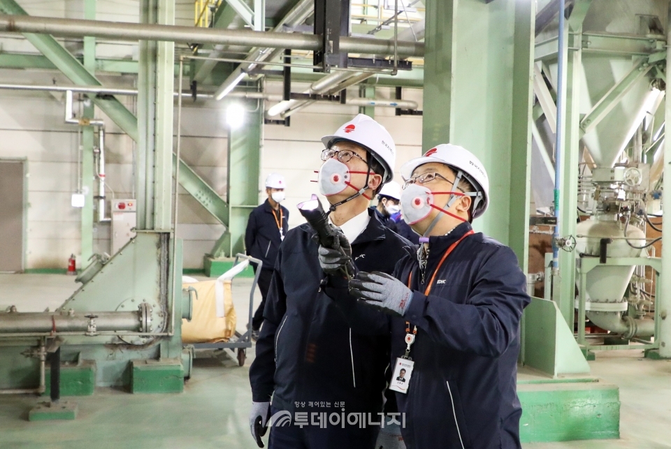 황창화 한국지역난방공사 사장(좌)이 광주전남지사에서 안전점검에 참여하고 있다.