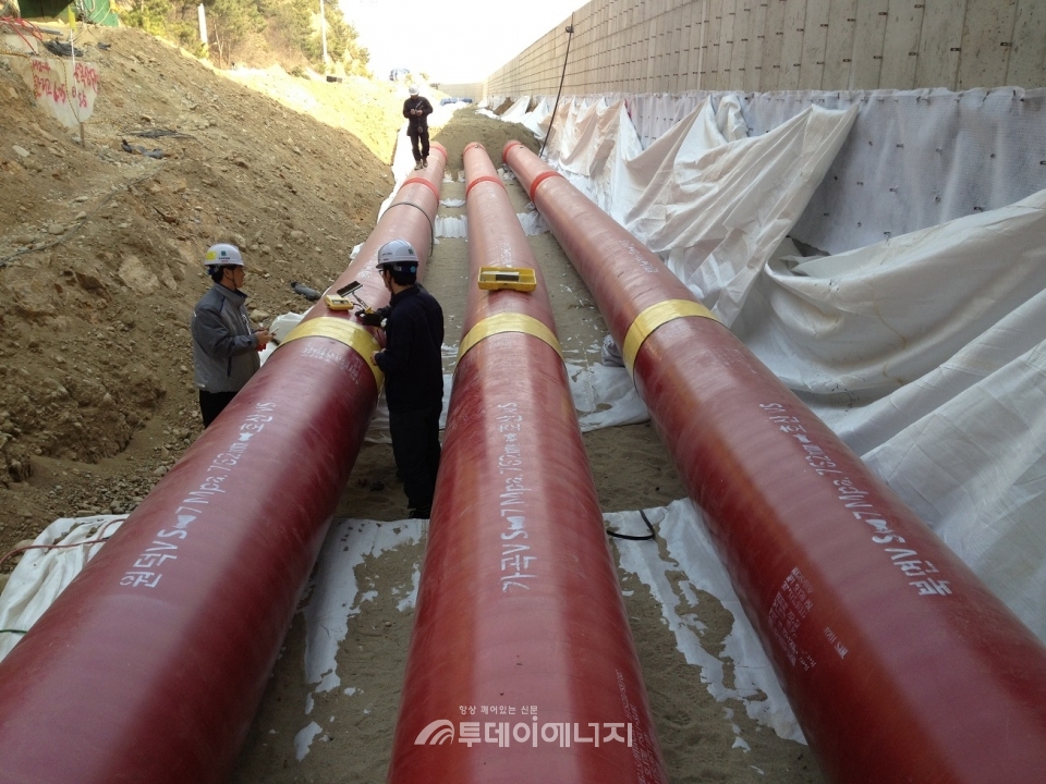 한국가스공사의 관계자들이 주배관 건설을 진행하고 있다.