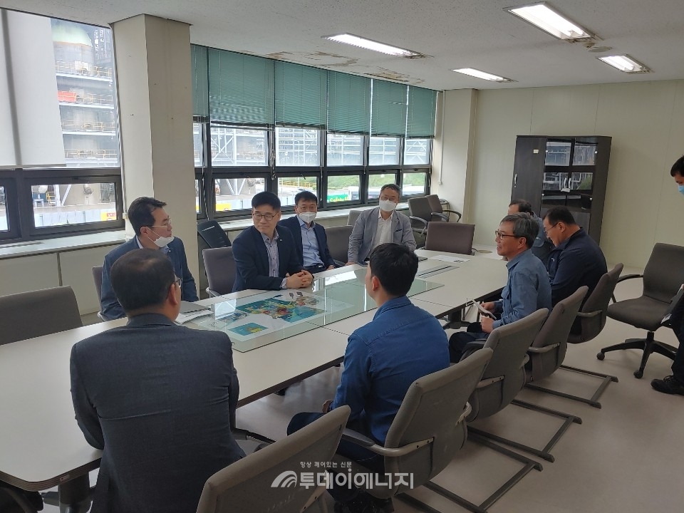 허영택 한국가스안전공사 기술이사가 S-OiL 관계자들과 안전점검 회의를 진행하고 있다.