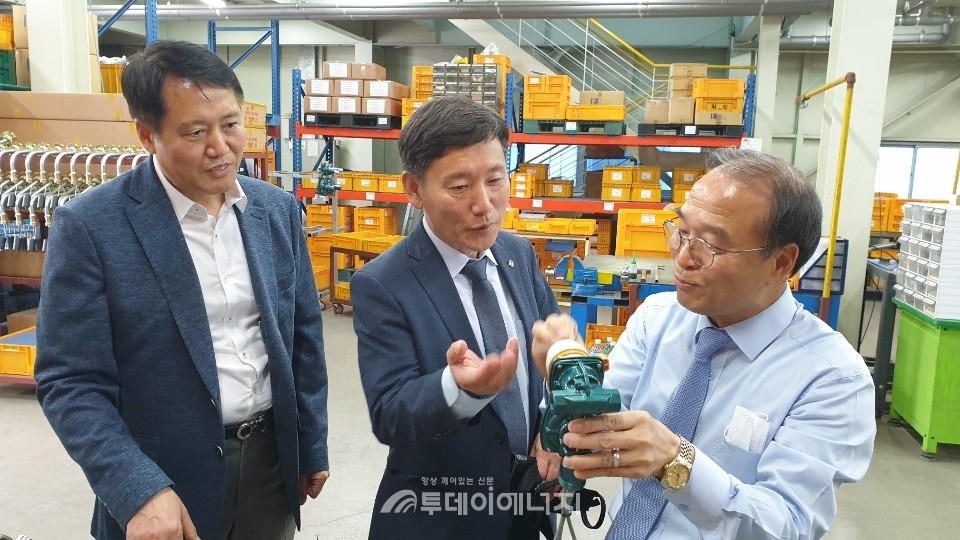 김종범 가스안전공사 사장 직무대행(가운데)이 정돈영  한국아이티오(주) 사장(우)으로부터 LPG용 조정기에 대한 제품 설명을 듣고 있다.