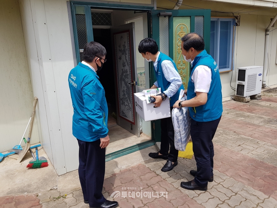 한국원자력환경공단 임직원들이 취약계층 가정을 방문해 생활지원키트를 전달하고 있다.