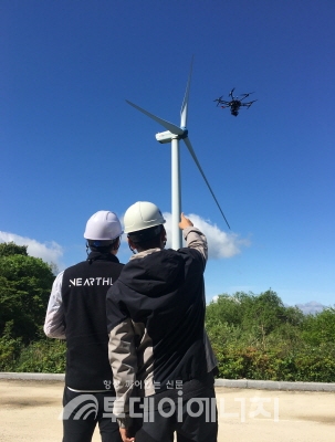 한국서부발전 관계자가 자율비행 드론시스템을 활용한 신재생설비 안전점검을 화순풍력 단지에서 시행하고 있다.