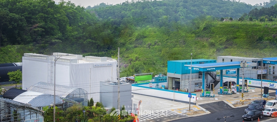 서울 강동구 소재 GS칼텍스의 주유소(가운데)와 LPG충전소(우) 부지에 수소충전소(좌)를 오픈하면서 미래 모빌리티 변화에 맞춘 융복합 에너지 서비스가 확장되고 있다.