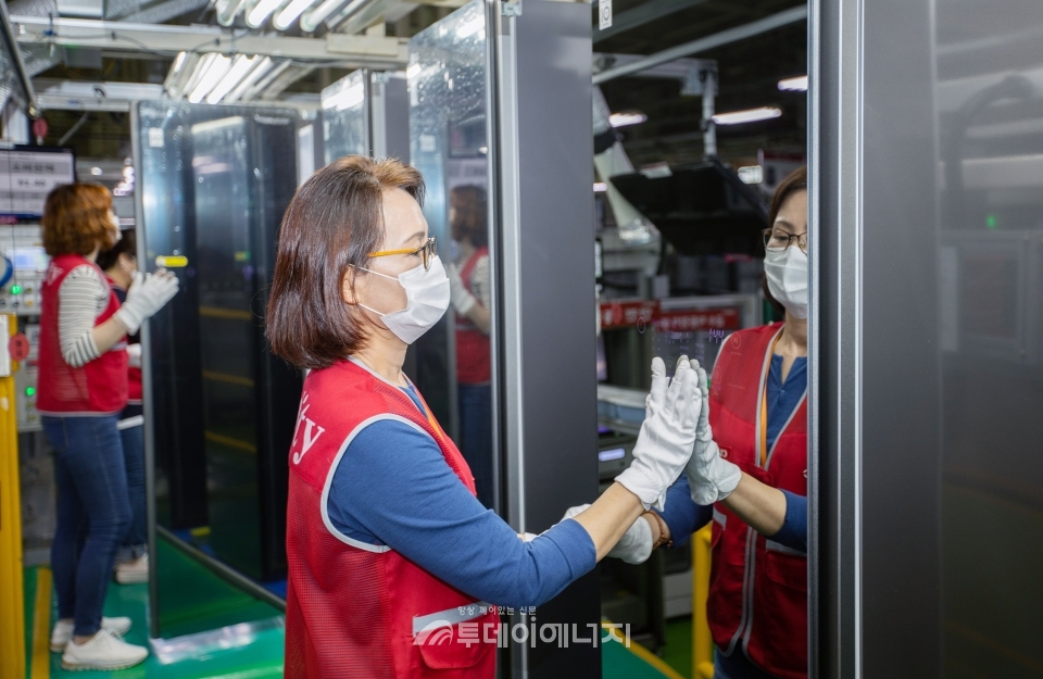 LG전자 직원들이 25일 경남 창원사업장에서 최대 6벌의 옷을 한 번에 관리할 수 있는 대용량 의류관리기 ‘트롬 스타일러 플러스’를 생산하고 있다.