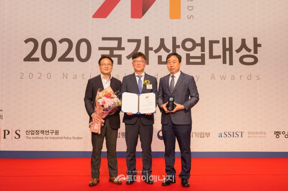 김환용 가스공사 상생협력본부장(가운데)이 2020 국가산업대상 동반성장 부문 대상 수상 후 기념촬영을 하고 있다.