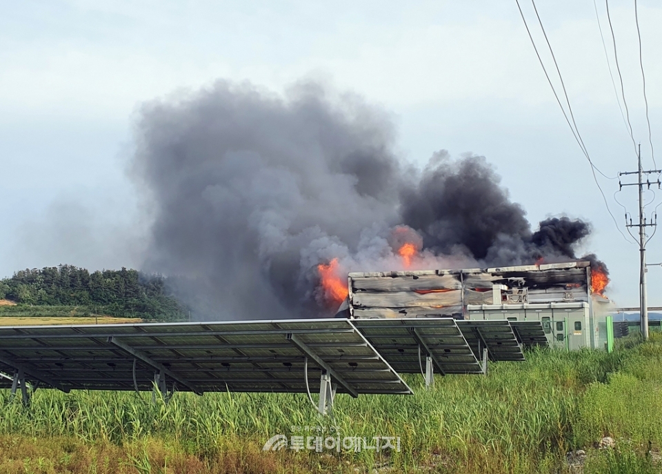 해남군 태양광발전소 ESS설비에서 화재가 발생하고 있다(사진제공: 해남소방서).