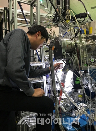 윤영상 영남대학교 교수가 포항 방사광가속기를 활용해 ‘고해상도 광전자방출 분광법’으로 지르코늄합금 피복관을 실험하고 있다.