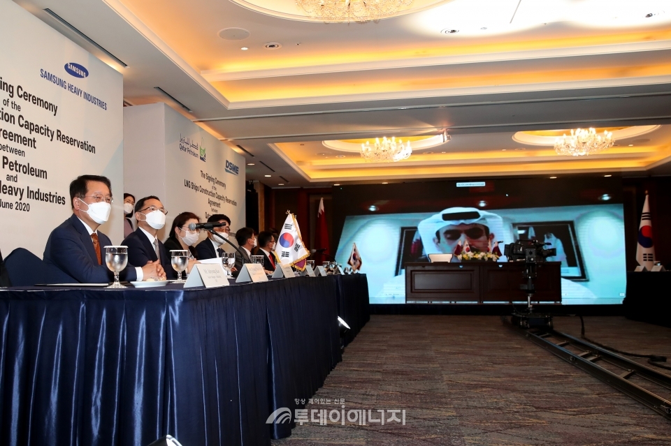 남준우 삼성중공업 사장(사진 좌 2번째)이 대형 스크린을 통해 알카비 QP 회장의 연설을 듣고 있다.
