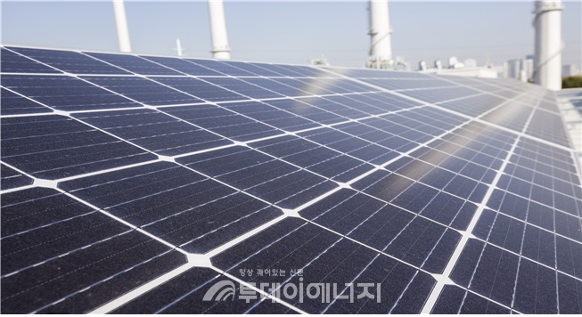 서울에너지공사 본사 옥상에 청년벤처기업에서 제안해 시민크라우드펀드사업으로 설치된 태양광발전소.
