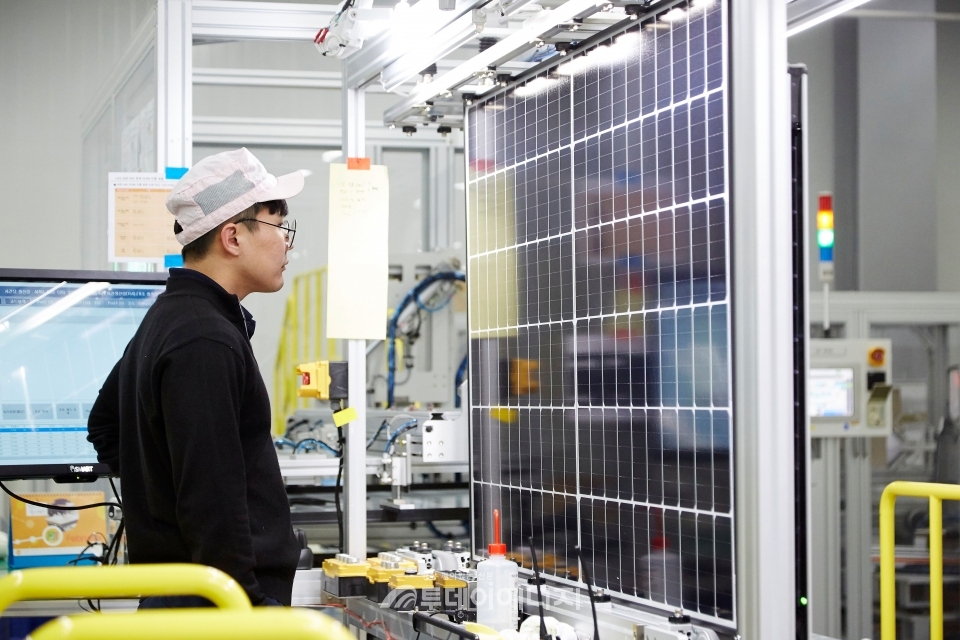한화큐셀 진천 공장 직원이 태양광모듈 품질검사를 진행하고 있다.