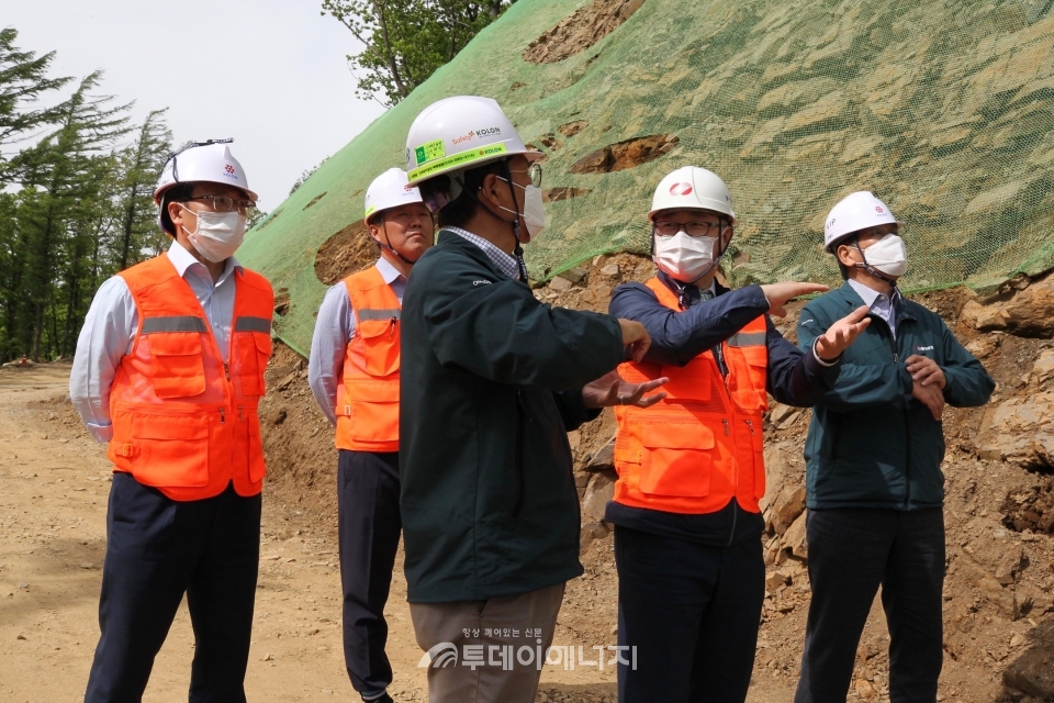 박일준 한국동서발전 사장(우 2번째)과 관계자들이 태백가덕산풍력 공사 현장에서 안전시설물 현황을 점검하고 있다.