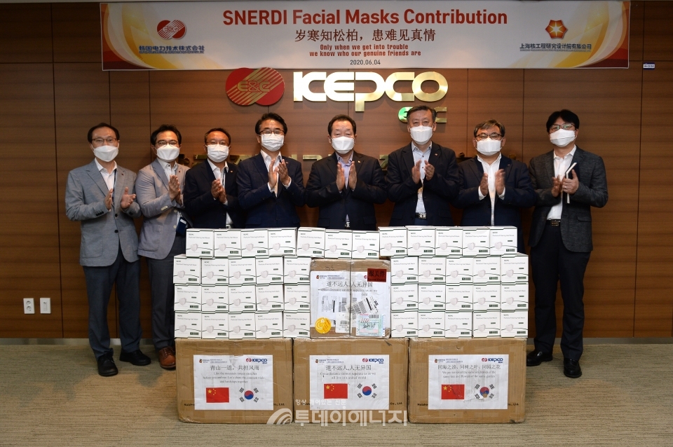 이배수 한국전력기술 사장(좌 5번째)과 경영진이 중국 상해핵공정연구설계원으로부터 기증받은 마스크 3,000장과 함께 기념촬영을 하고 있다.