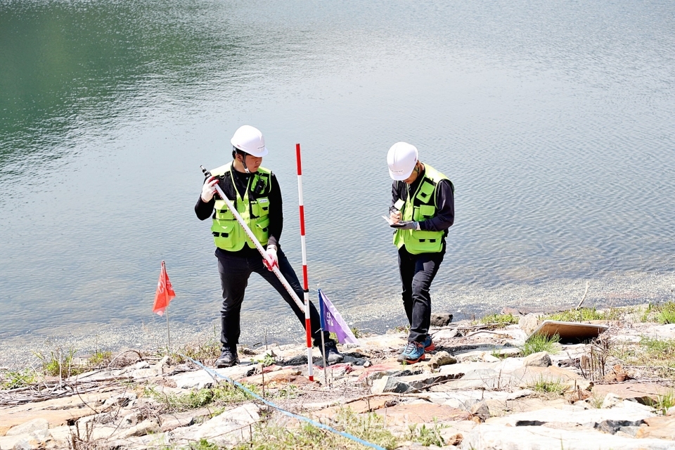 한국농어촌공사 관계자들이 시설 정밀 측정을 위한 제방 외관조사를 진행하고 있다.