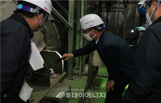 김중식 서울에너지공사 사장(가운데)이 직접 손전등을 들고 설비를 면밀히 살펴보고 있다.