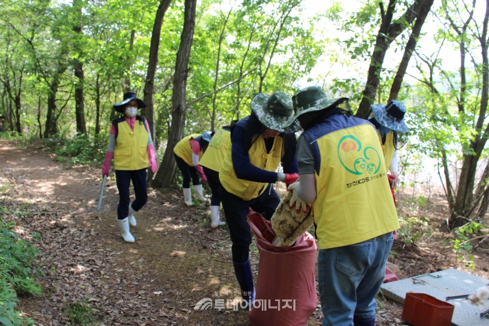 한전KPS 인재개발원과 한국농어촌공사 나주지사 관계자들이 나주호반 삼림욕장 산책로 일대 환경정화활동을 실시하고 있다.