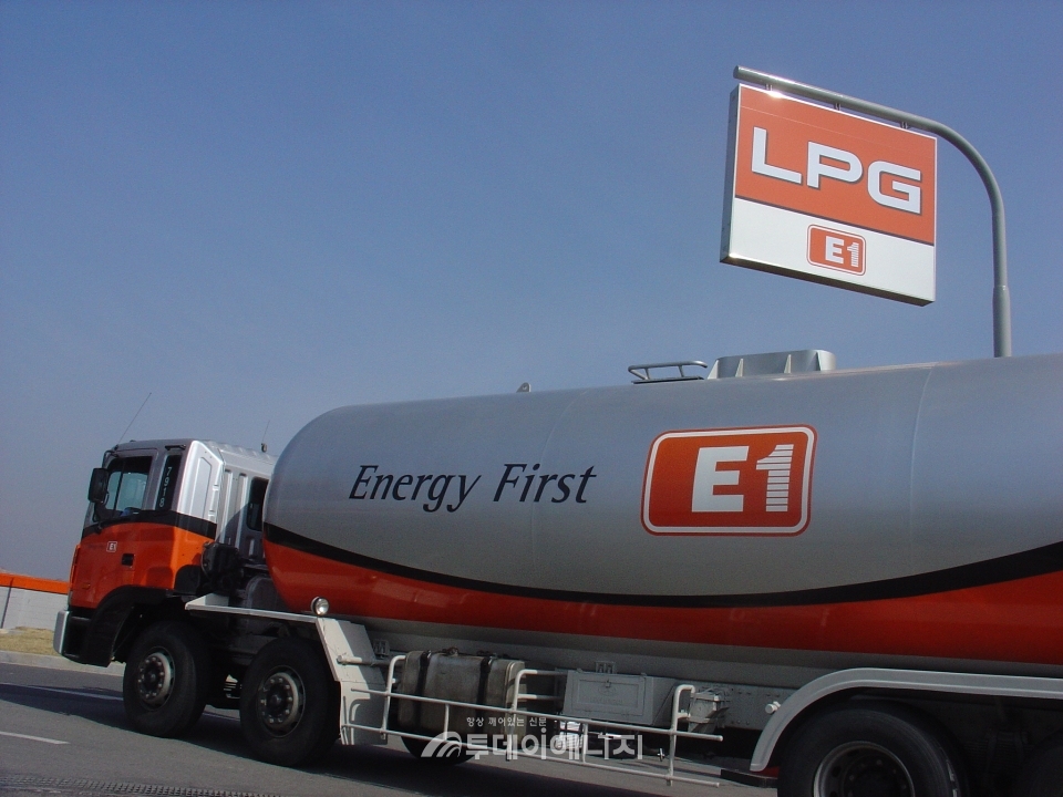 탱크로리를 통해 E1 LPG충전소에 가스를 이송하는 모습.