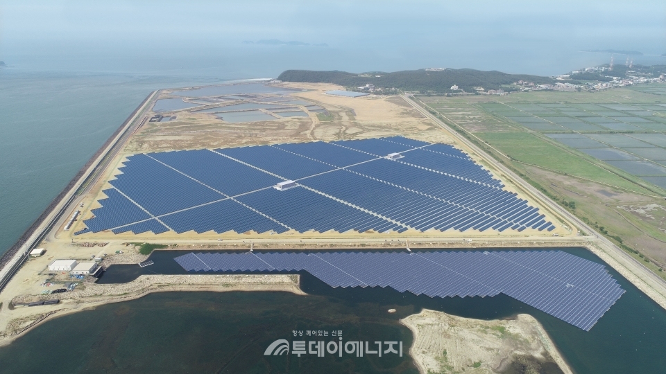 한국동서발전 당진화력본부 회매립장에 설치된 태양광 발전설비 전경.