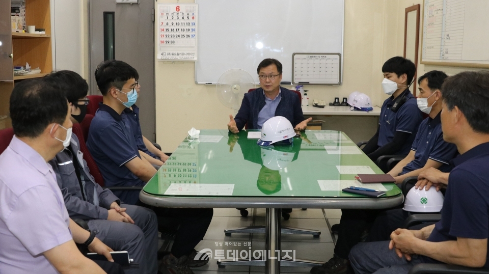 김중식 서울에너지공사 사장이 야간 교대근무자들을 격려하기 위해 서부지사에 방문, 직원들과 간담회 시간을 갖고 있다. 