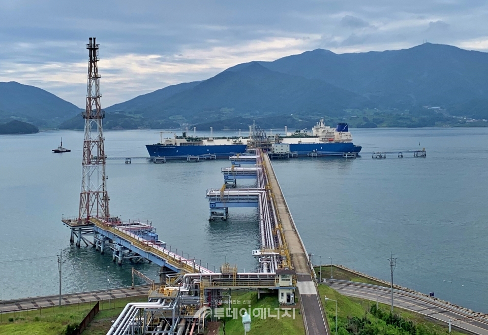 포스코에너지는 FSRU(Floating Storage Re-gasification Unit, 부유식 저장 재기화선)타입 LNG 캐리어 선박에 성공적으로 가스 트라이얼(Gas Trial) 서비스를 마쳤다.