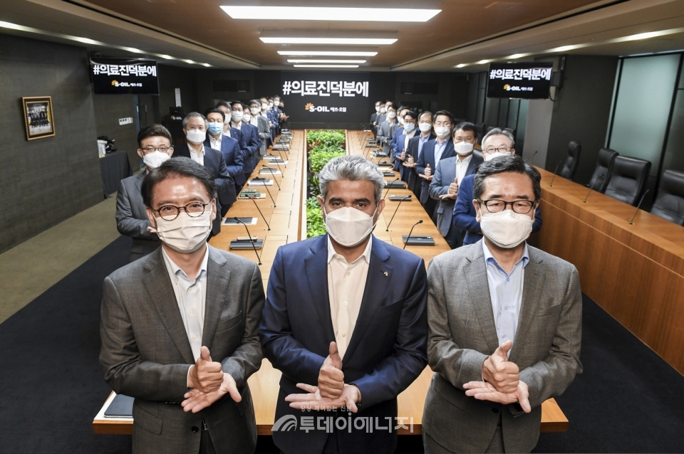 알 카타니 S-OIL CEO(앞줄 가운데)를 비롯해 류열 사장(좌), 박봉수 사장 등 임원들이 23일 서울 마포구 소재 본사 사옥에서 덕분에 챌린지 캠페인에 참여했다.