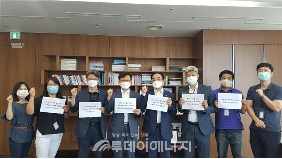 남윤환 광물자원공사 사장 직무대행(좌 4번째)과 직원들이 함께 청렴 의지를 다지고 있다.