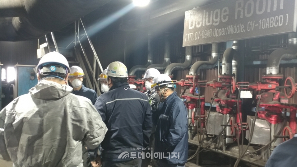 한국안전인증원 평가단이 태안발전본부 1~4호기 석탄취급공간 내 물분무 소화설비 점검을 하고 있다.