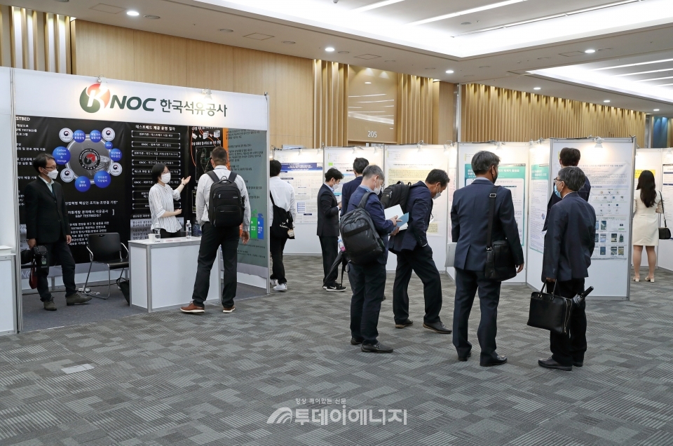 석유공사는 경주 화백컨벤션센터에서 개최된 제114회 한국자원공학회 춘계학술발표회에 참가해 기술력을 공유하는 한편 부스를 마련해 대국민 지원 사업을 홍보했다.