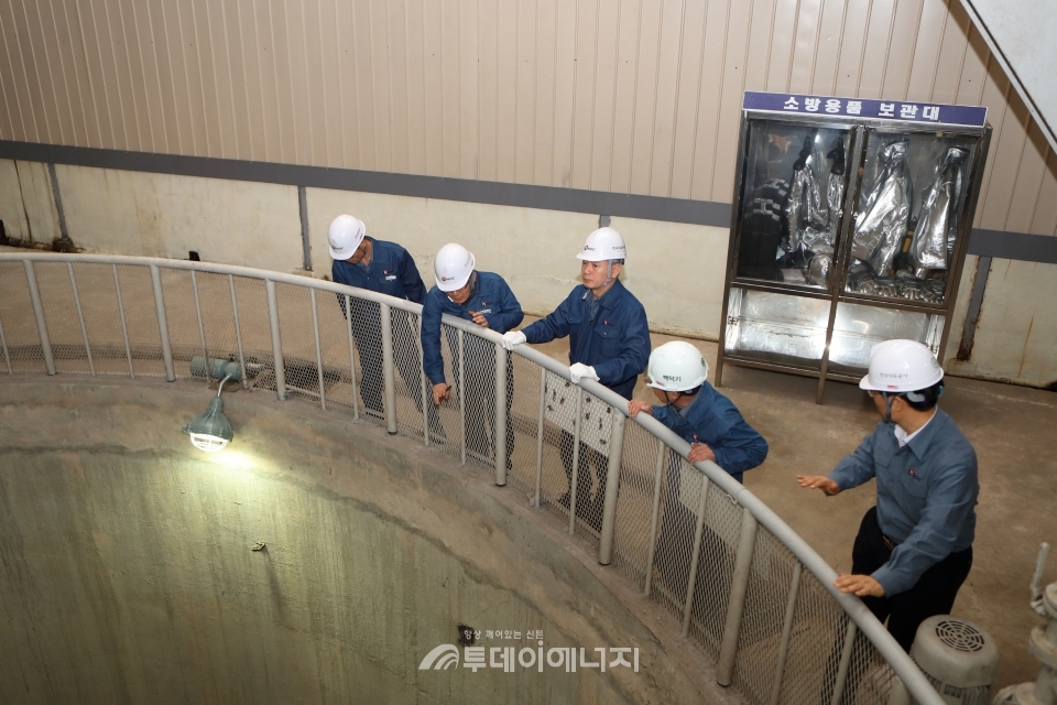 양수영 한국석유공사 사장(좌 3번째)이 지하비축시설을 점검하고 있다.