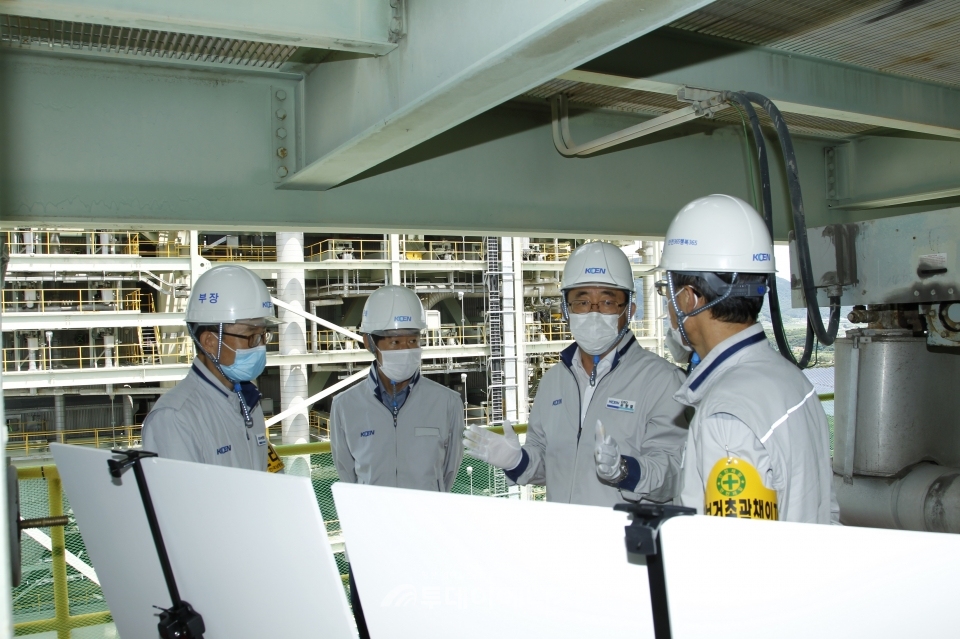 유향열 한국남동발전 사장(좌 4번째)이 발전소 현장점검을 시행하고 있다.