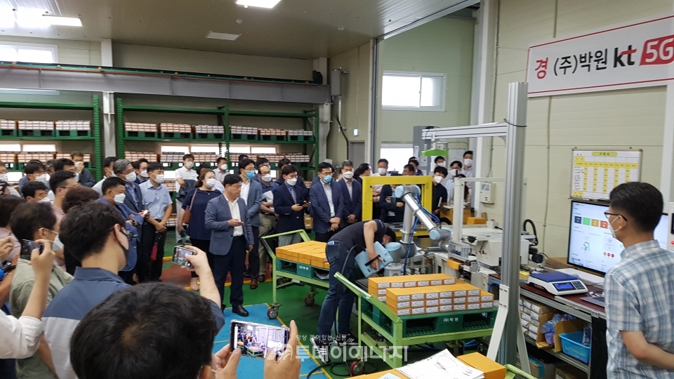 (주)박원 생산공장에 설치된 협동로봇을 통한 제품 생산 시연이 진행되고 있다.