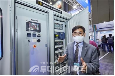 수소모빌리티+쇼 삼정이엔씨 부스에서 김중섭 총괄이사가 수소 충전용 냉각기에 대해 설명하고 있다.
