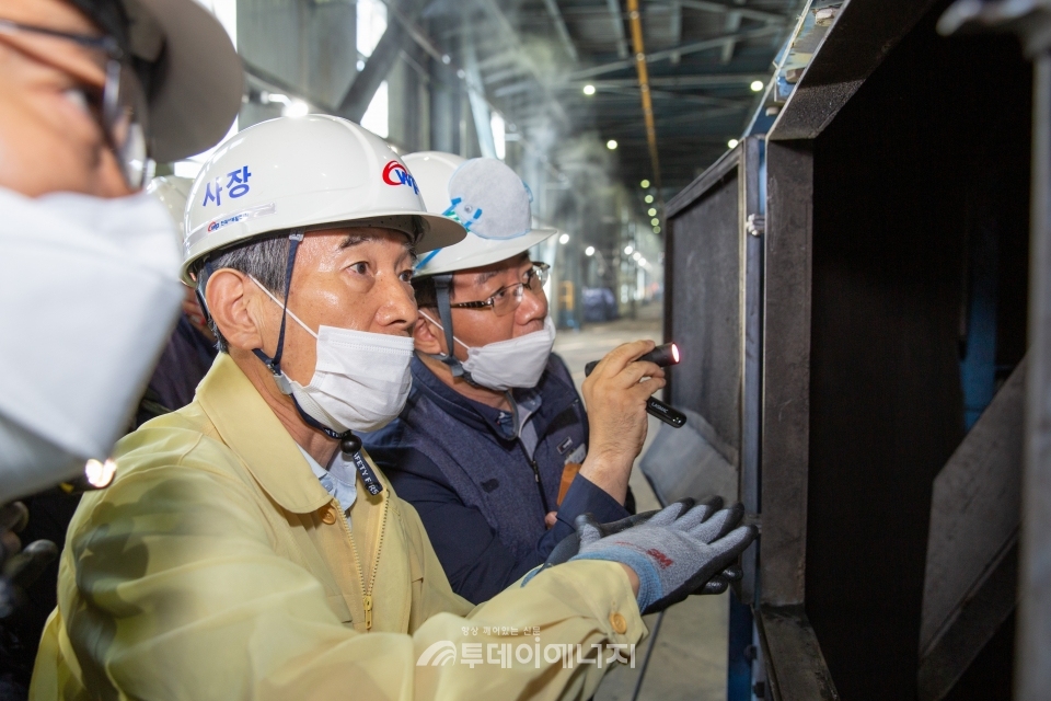 김병숙 서부발전 사장이 태안발전본부에서 직원들과 함께 발전설비 안전점검을 시행하고 있다.
