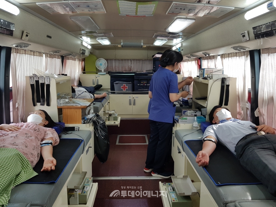 한국남동발전 임직원들이 헌혈을 하고 있다.