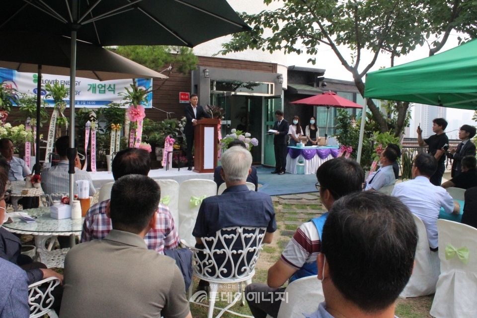 공항에너지 개업식에 참석한 김창환 크로바에너지 회장이 행사에 참석한 LPG업계 관계자들에게 감사의 말씀을 전하고 있다.