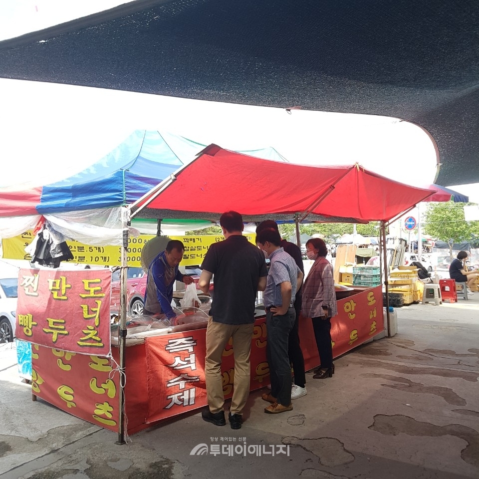 가스안전공사 산안센터 직원들이 생거진천전통시장을 방문해 물품을 구매하고 있다.