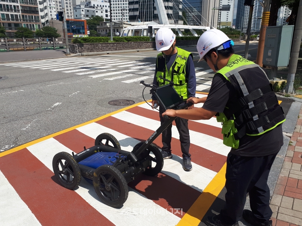 한국가스안전공사 관계자가 지중탐사레이더를 이용해 도시가스 매설배관 주변 지반침하와 싱크홀을 탐사하고 있다.