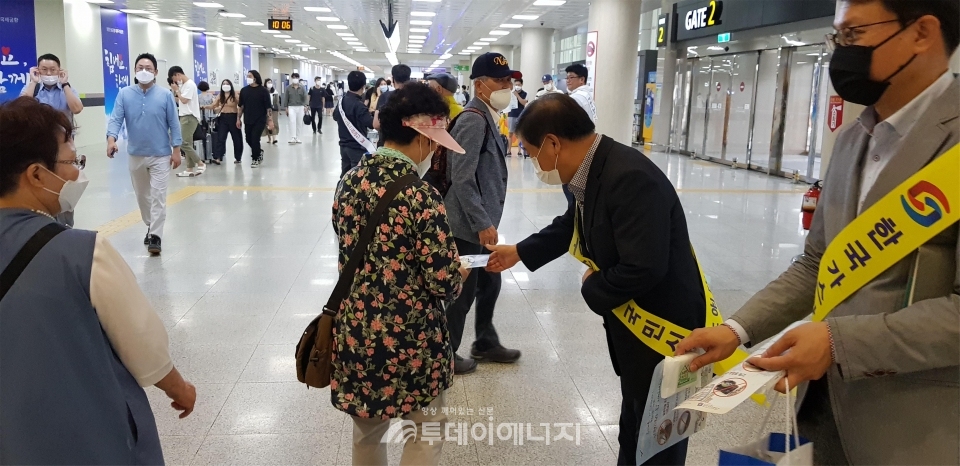 이연재 한국가스안전공사 안전관리이사(우 2번째)가 제주국제공항에서 가스안전 안내 전단지를 나눠주고 있다.