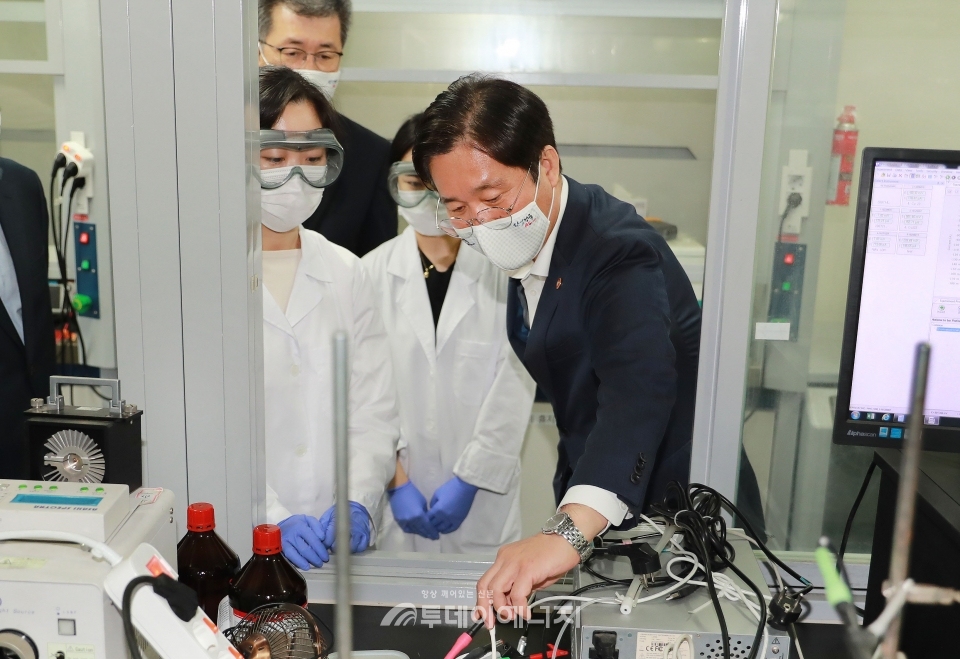 성윤모 산업통상자원부 장관(우 첫번째)이 서울대학교 공과대학에서 슈퍼태양전지 개발설비를 살펴보고 있다.