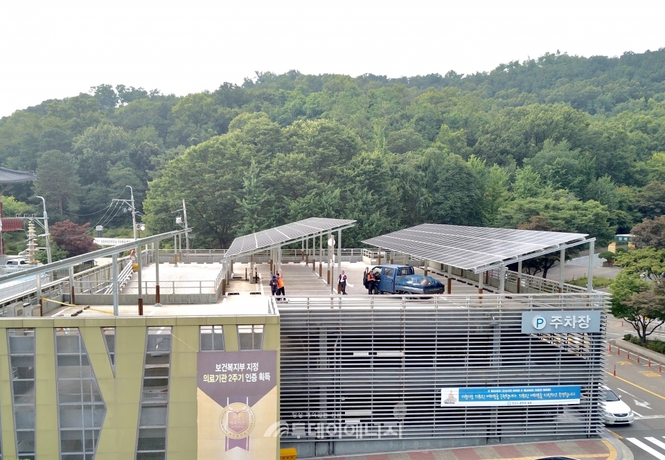 한국동서발전이 근로복지공단 안산병원 주차장 옥상에 설치한 의료복지 태양광발전설비 전경.