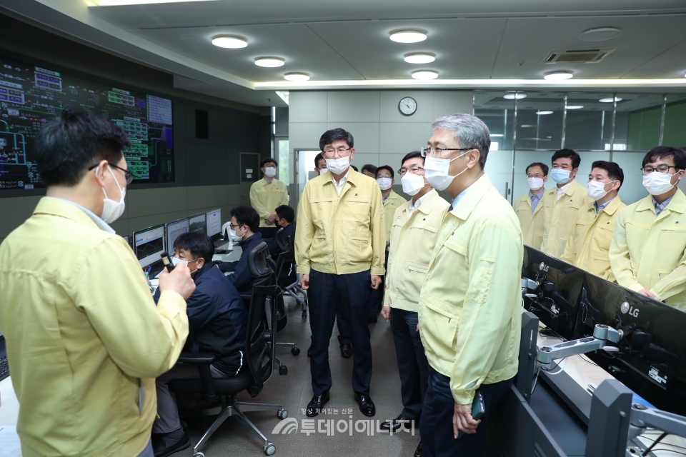 박재현 한국수자원공사 사장이 한강유역 통합물관리상황실에서 정수장 긴급점검 추진 상황에 대한 브리핑을 받고 있다.