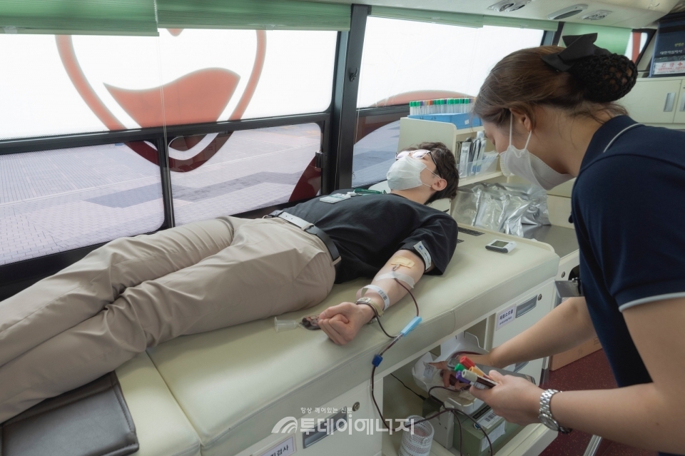 한국남부발전 직원이 헌혈을 하고 있다.