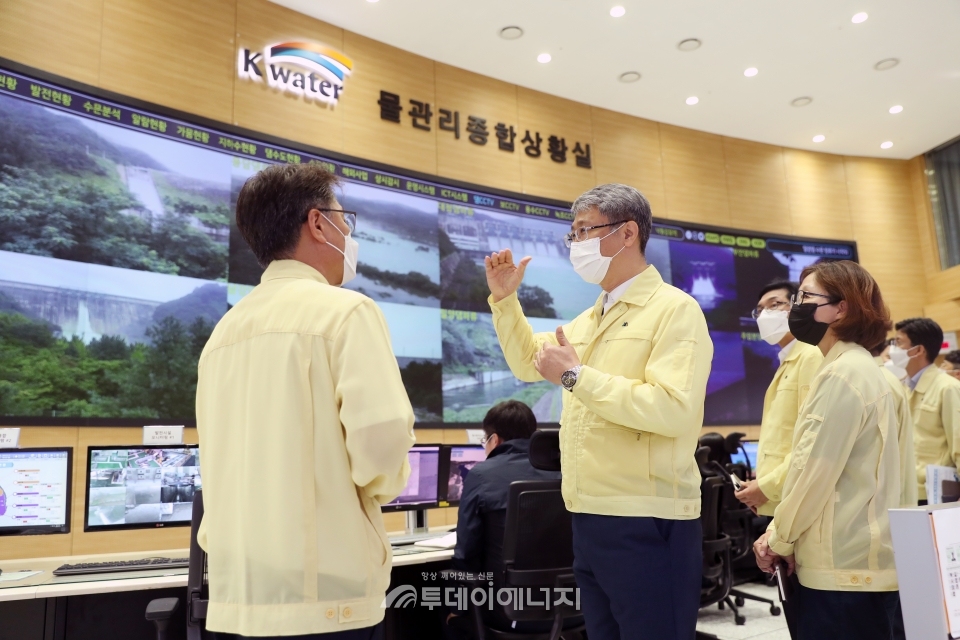 박재현 한국수자원공사 사장(좌 2번째)이 한국수자원공사 물관리 종합 상황실에서 장마철 물관리 대응상황을 점검하고 있다.