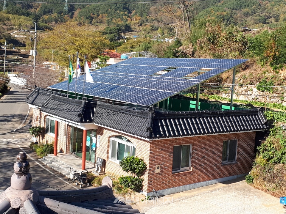 경상남도 동남치마을에 조성된 37kW급 마을공동체 태양광설비.