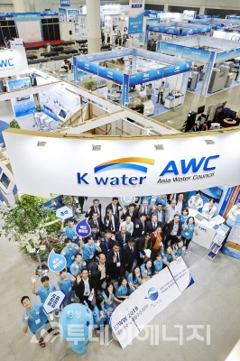 한국수자원공사 대학생 서포터즈가 지난해 대구 엑스코에서 열린 ‘대한민국 국제물주간(KIWW)’에 참가해 퍼포먼스를 진행하고 있다.