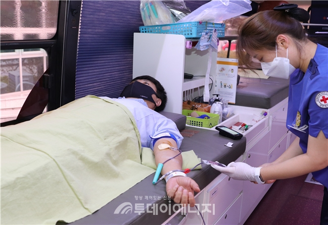 강신홍 서울에너지공사 기획경영본부장이 헌혈에 참여하고 있다.